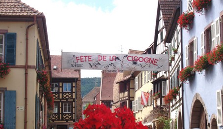 A Eguisheim, un joli village d'alsace, c'est la fête de la cigogne